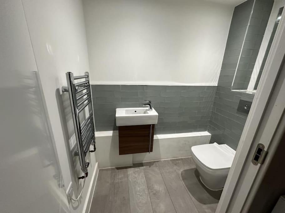 Luxurious 1-Bedroom With Parking Бирмингем Экстерьер фото