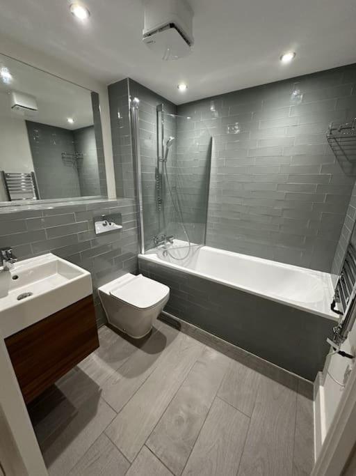 Luxurious 1-Bedroom With Parking Бирмингем Экстерьер фото